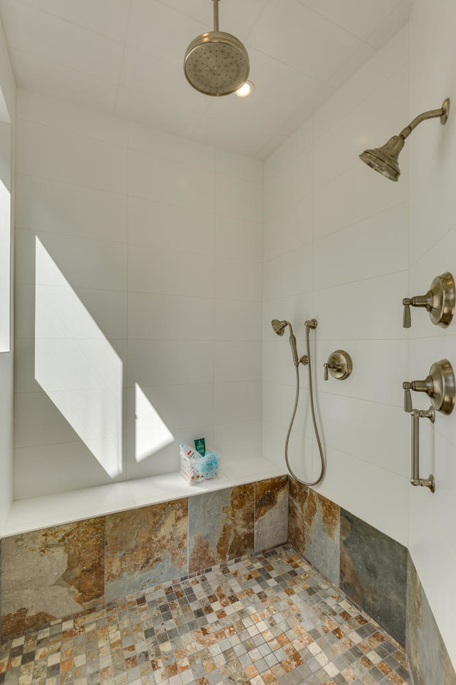 Идея дизайна: ванная комната среднего размера в классическом стиле с плоскими фасадами, белыми фасадами, ванной в нише, душем над ванной, раздельным унитазом, бежевой плиткой, плиткой из травертина, белыми стенами, паркетным полом среднего тона, душевой кабиной, накладной раковиной, столешницей из искусственного кварца, коричневым полом и шторкой для ванной