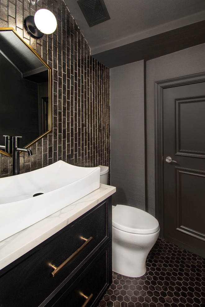 Источник вдохновения для домашнего уюта: маленькая ванная комната в современном стиле с плоскими фасадами, черными фасадами, раздельным унитазом, разноцветной плиткой, стеклянной плиткой, черными стенами, полом из керамической плитки, душевой кабиной, настольной раковиной, столешницей из искусственного кварца, черным полом и белой столешницей для на участке и в саду