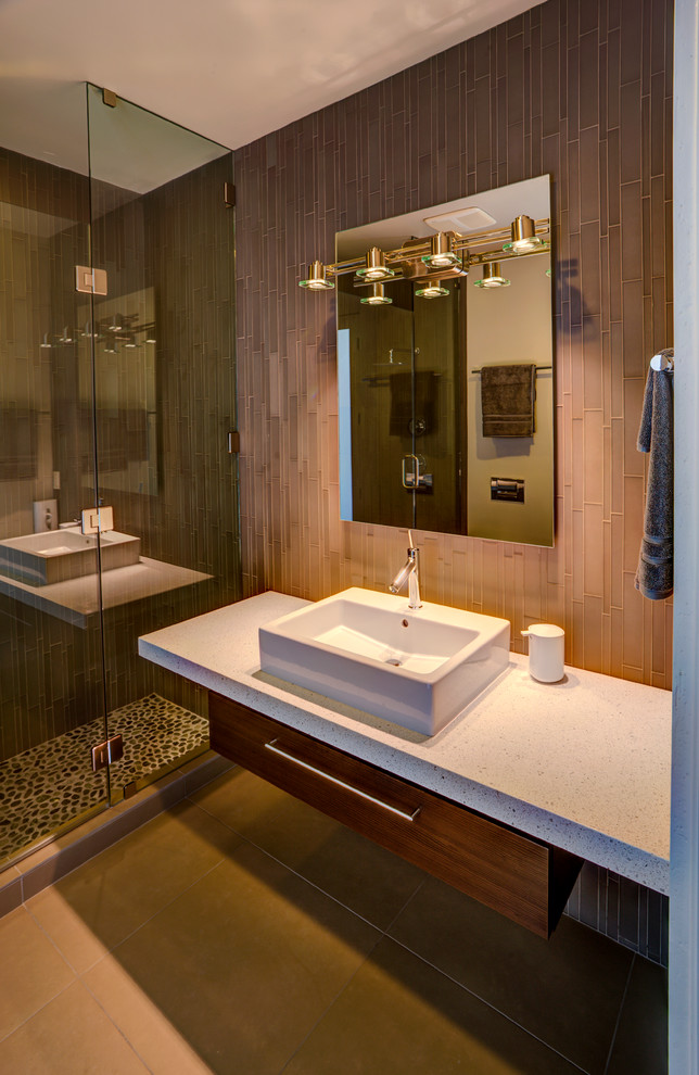 Idee per una stanza da bagno con doccia design di medie dimensioni con lavabo a bacinella, ante in legno scuro, top in quarzo composito, piastrelle grigie, piastrelle di vetro, pavimento in gres porcellanato e ante lisce