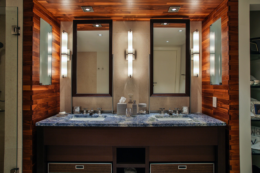 Réalisation d'une grande salle de bain principale design en bois foncé avec un lavabo encastré, un placard sans porte, un plan de toilette en quartz modifié, un mur beige et un sol en carrelage de porcelaine.