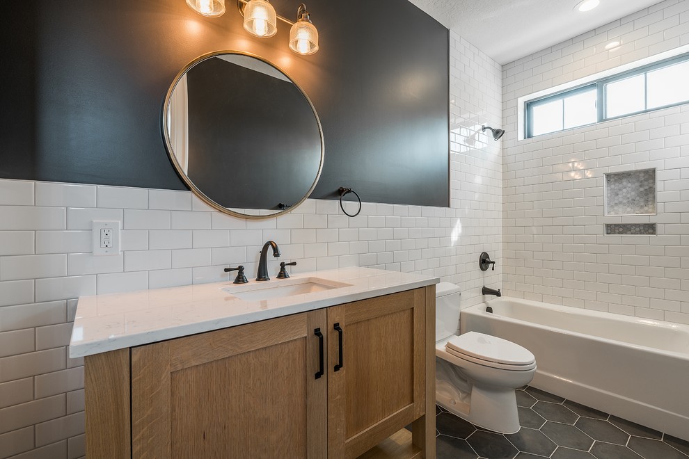 Exempel på ett mellanstort lantligt badrum, med skåp i shakerstil, skåp i ljust trä, vit kakel, porslinskakel, svarta väggar, ett undermonterad handfat, bänkskiva i kvartsit och vitt golv