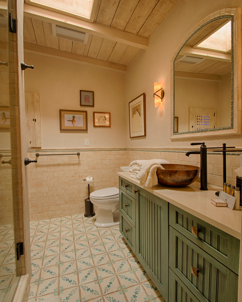 Идея дизайна: ванная комната в стиле кантри с фасадами с утопленной филенкой, зелеными фасадами, душем в нише, раздельным унитазом, бежевой плиткой, бежевыми стенами, настольной раковиной и зеркалом с подсветкой