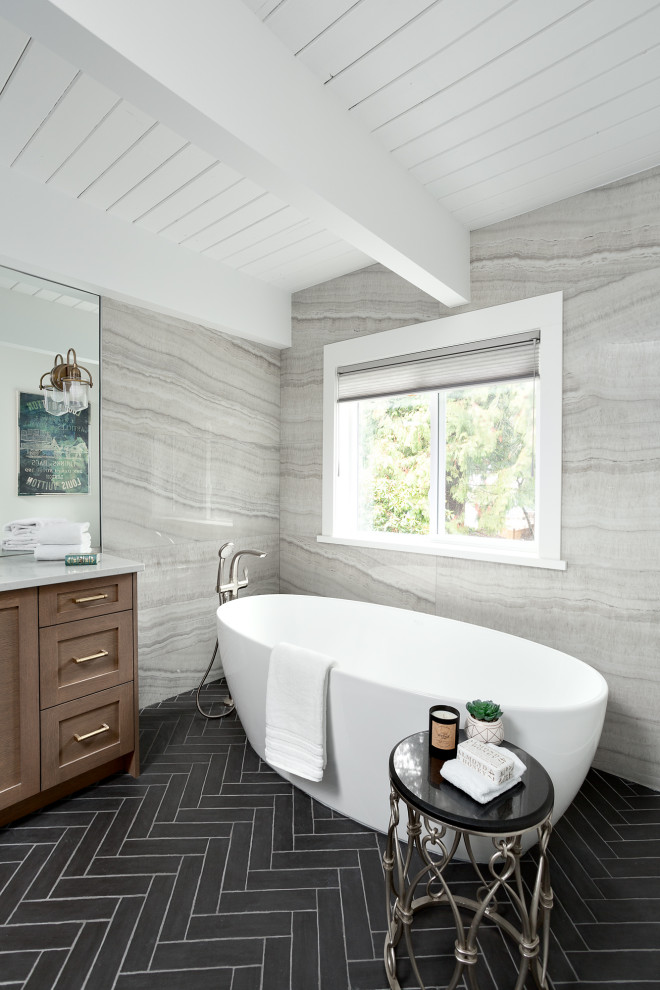 Idéer för ett stort klassiskt grå en-suite badrum, med skåp i shakerstil, skåp i mellenmörkt trä, ett fristående badkar, grå kakel och svart golv