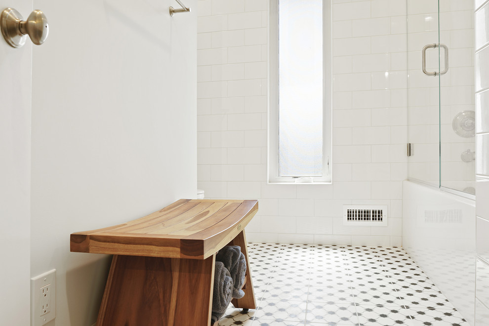 Стильный дизайн: большая ванная комната в стиле кантри с фасадами в стиле шейкер, черными фасадами, угловой ванной, душем над ванной, белой плиткой, плиткой кабанчик, серыми стенами, полом из керамогранита, душевой кабиной, врезной раковиной, мраморной столешницей, разноцветным полом, душем с распашными дверями и белой столешницей - последний тренд