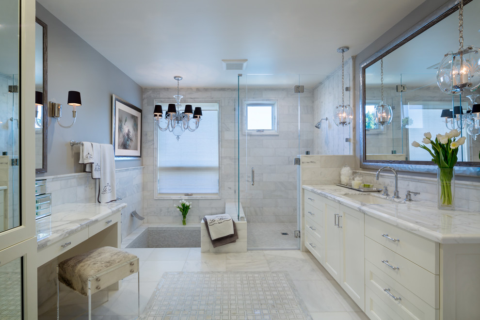 Exempel på ett mellanstort klassiskt en-suite badrum, med ett undermonterad handfat, skåp i shakerstil, vita skåp, marmorbänkskiva, en kantlös dusch, grå kakel, mosaik, grå väggar, marmorgolv, en jacuzzi, vitt golv och dusch med gångjärnsdörr