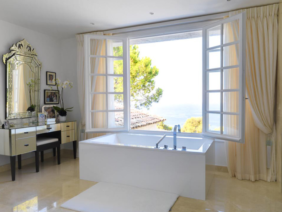 Foto på ett stort vintage en-suite badrum, med vita väggar och ett fristående badkar