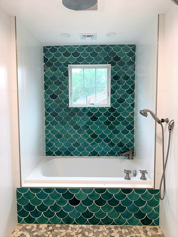 Пример оригинального дизайна: большая главная ванная комната в стиле неоклассика (современная классика) с фасадами в стиле шейкер, белыми фасадами, ванной в нише, душевой комнатой, зеленой плиткой, керамогранитной плиткой, белыми стенами, полом из галечной плитки, врезной раковиной, коричневым полом, душем с распашными дверями, серой столешницей, тумбой под одну раковину и встроенной тумбой