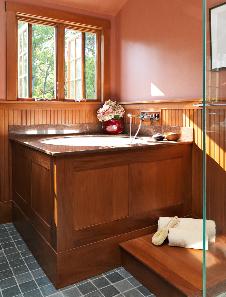 Foto de cuarto de baño principal de estilo americano con bañera japonesa, baldosas y/o azulejos grises, suelo de pizarra y parades naranjas
