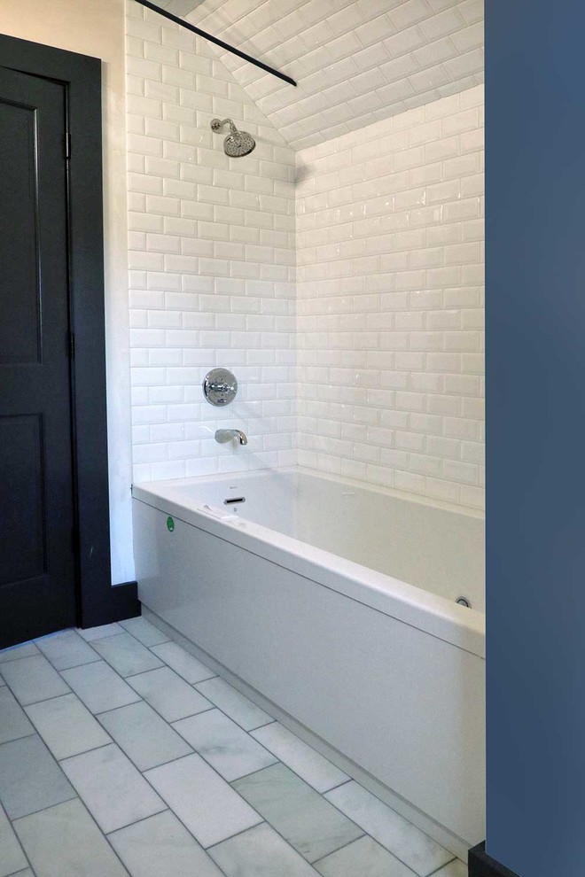 Immagine di una stanza da bagno contemporanea di medie dimensioni