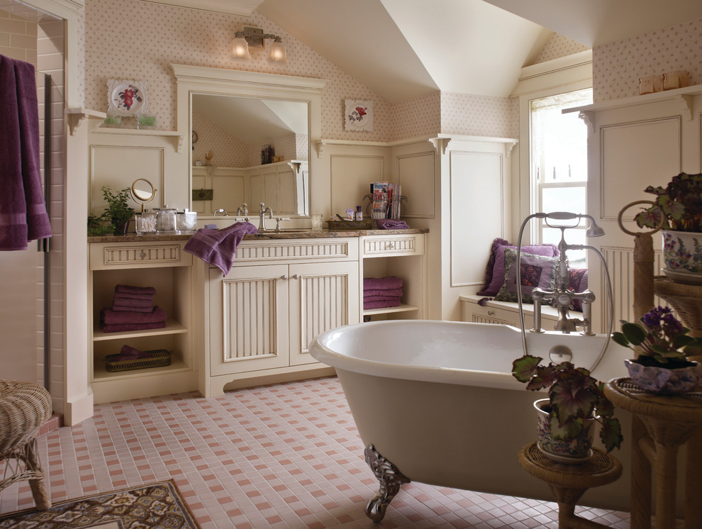 Ispirazione per una grande stanza da bagno padronale classica con consolle stile comò, vasca con piedi a zampa di leone, doccia ad angolo, piastrelle rosa, pareti rosa e pavimento con piastrelle in ceramica