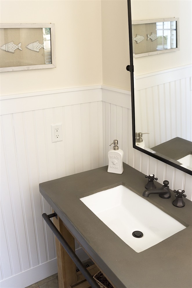 Foto di una stanza da bagno con doccia stile marinaro di medie dimensioni con nessun'anta, ante in legno bruno, pareti beige, lavabo sottopiano e top in cemento