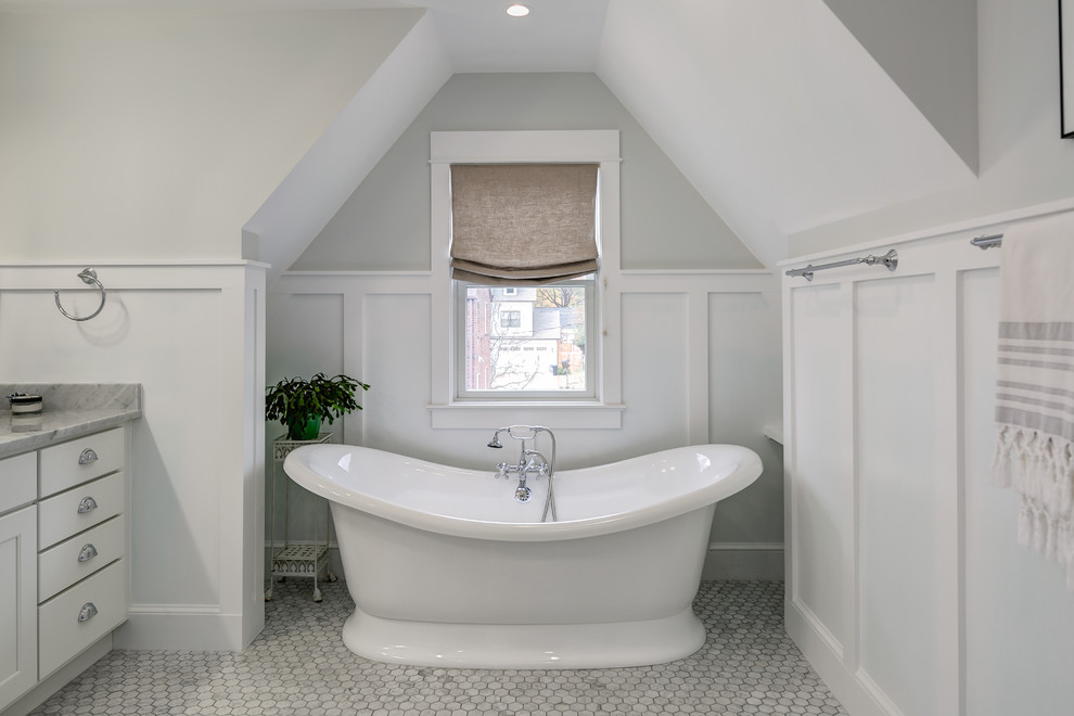 Exemple d'une salle de bain principale chic de taille moyenne avec un placard à porte shaker, des portes de placard blanches, un mur blanc, un plan de toilette en marbre, une baignoire indépendante et un sol en carrelage de terre cuite.