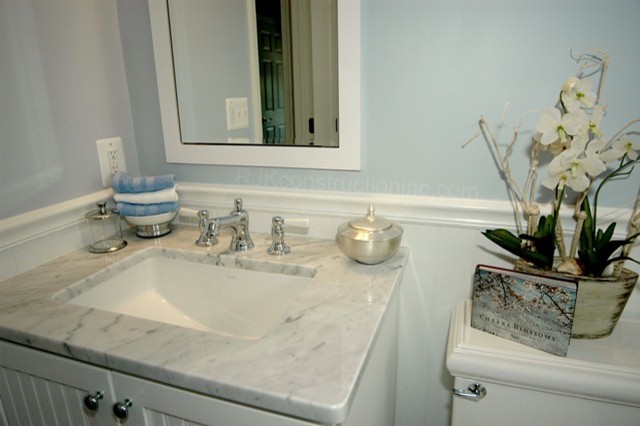 Idéer för att renovera ett mellanstort vintage en-suite badrum, med vita skåp, marmorbänkskiva, ett platsbyggt badkar, en dusch/badkar-kombination, vit kakel, tunnelbanekakel, blå väggar, marmorgolv och luckor med infälld panel