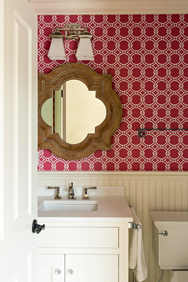 На фото: ванная комната среднего размера в стиле неоклассика (современная классика) с фасадами в стиле шейкер, белыми фасадами, раздельным унитазом, душевой кабиной, врезной раковиной, красными стенами и столешницей из искусственного кварца