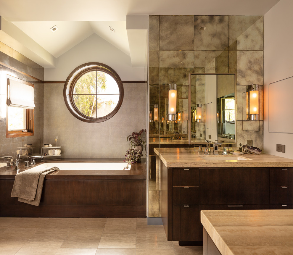 Идея дизайна: ванная комната в современном стиле с плоскими фасадами, темными деревянными фасадами, полновстраиваемой ванной, зеркальной плиткой, белыми стенами, врезной раковиной, серым полом, бежевой столешницей, тумбой под одну раковину, встроенной тумбой и сводчатым потолком