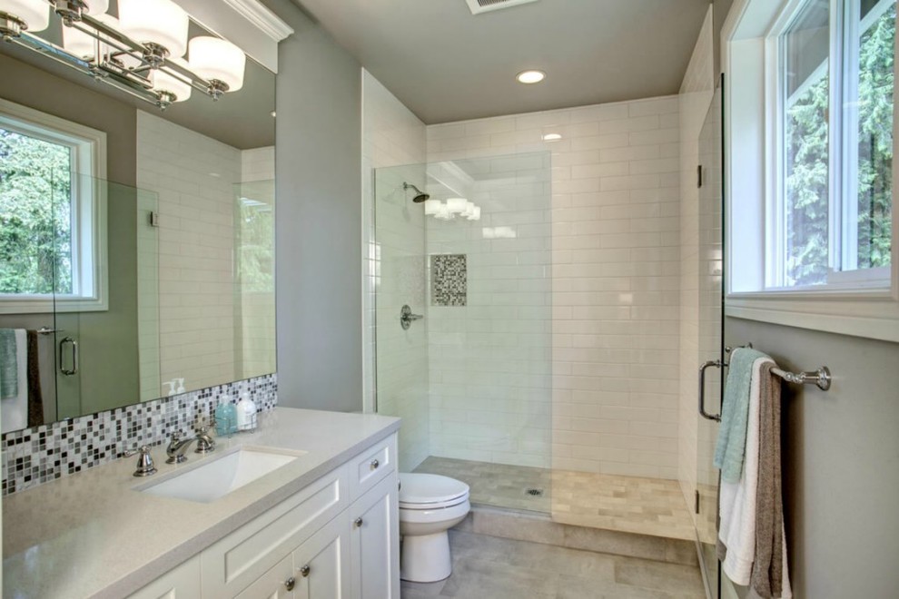 Immagine di una stanza da bagno con doccia design con lavabo sottopiano, ante in stile shaker, ante bianche, top in quarzite, vasca ad alcova, piastrelle bianche, pareti grigie e pavimento in travertino