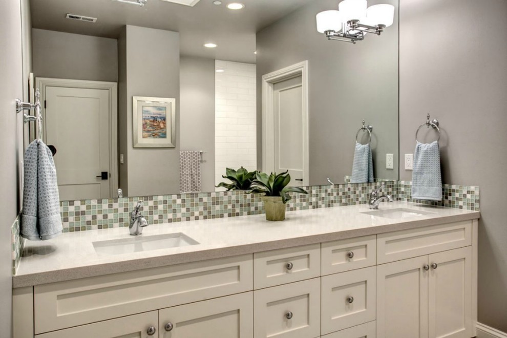 Idéer för ett modernt badrum med dusch, med ett undermonterad handfat, skåp i shakerstil, vita skåp, bänkskiva i kvartsit, vit kakel, mosaik och grå väggar