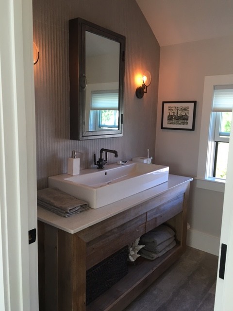 Inredning av ett maritimt mellanstort badrum med dusch, med möbel-liknande, skåp i mellenmörkt trä, beige väggar, klinkergolv i keramik, ett fristående handfat och bänkskiva i kvarts