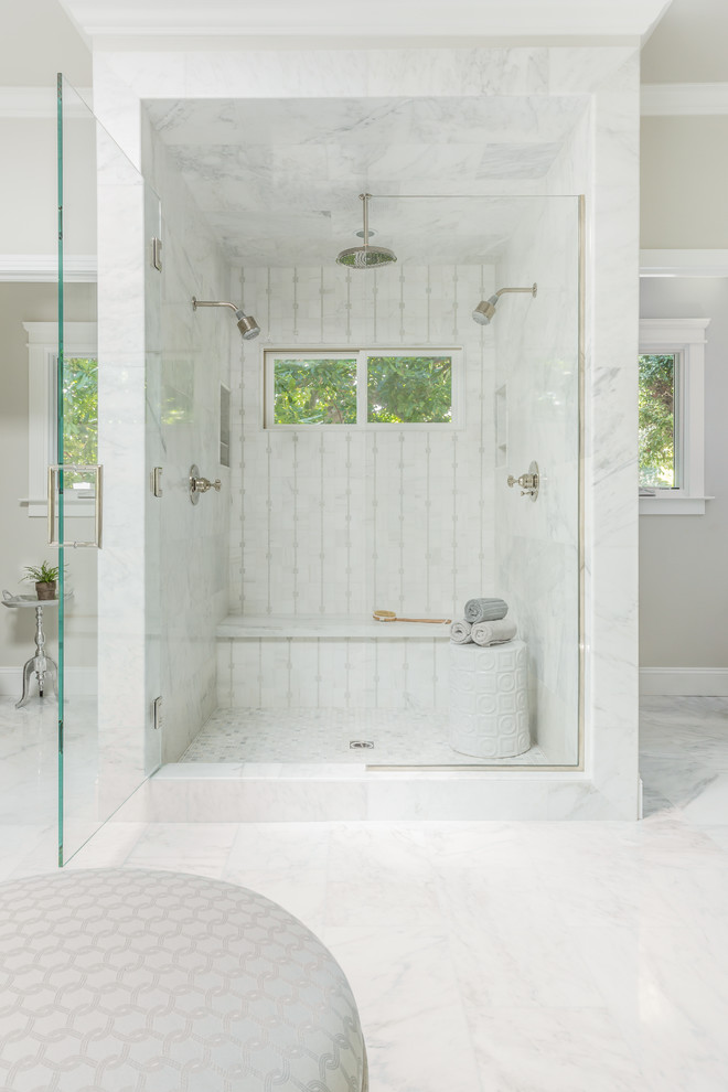 Inredning av ett klassiskt stort en-suite badrum, med luckor med profilerade fronter, vita skåp, marmorbänkskiva, ett hörnbadkar, en dusch i en alkov, en toalettstol med hel cisternkåpa, vit kakel, mosaik och marmorgolv