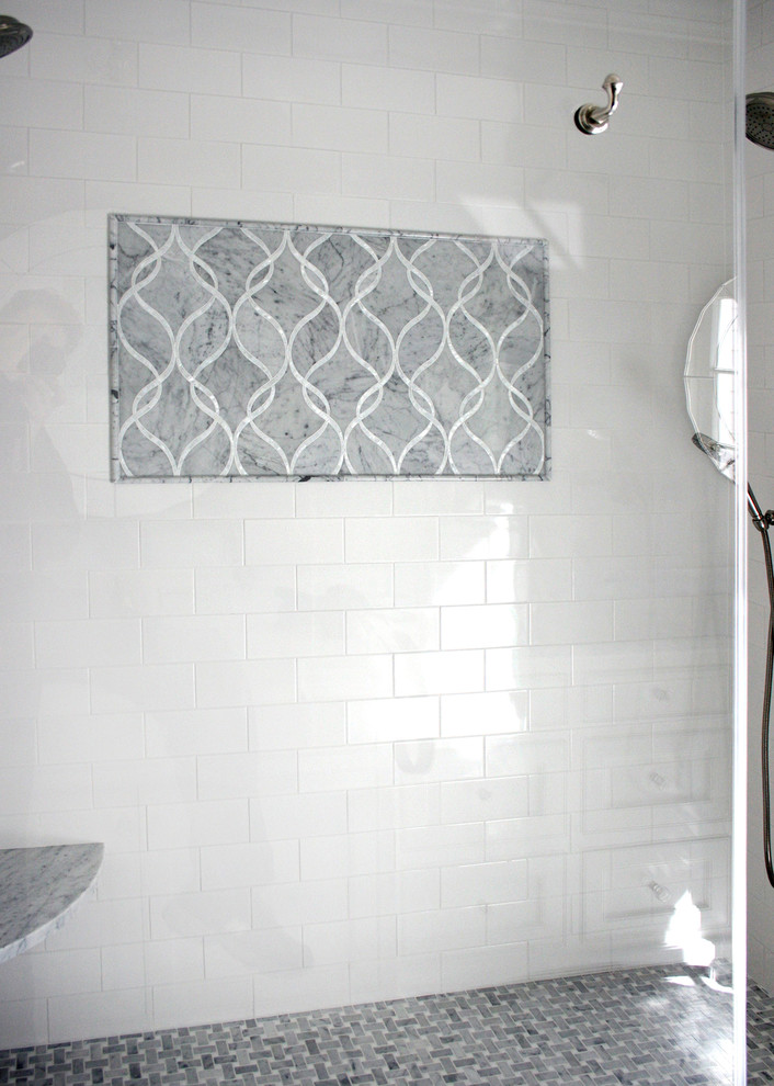 Foto di una stanza da bagno stile marino con piastrelle bianche, doccia doppia, piastrelle a mosaico, pareti bianche e pavimento in marmo