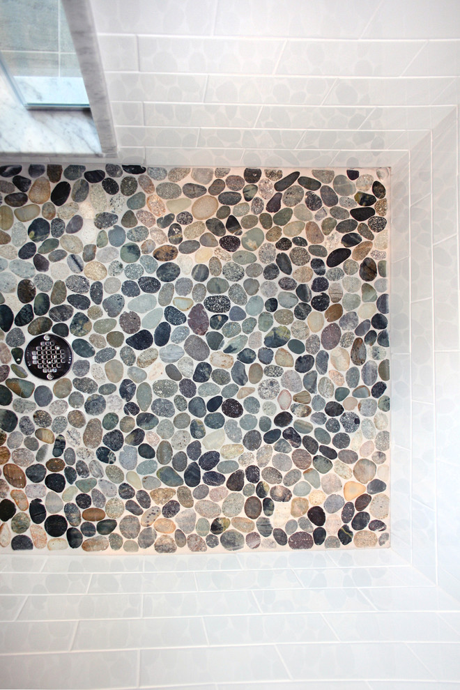 Ejemplo de cuarto de baño marinero con suelo de baldosas tipo guijarro, paredes blancas y suelo de baldosas tipo guijarro