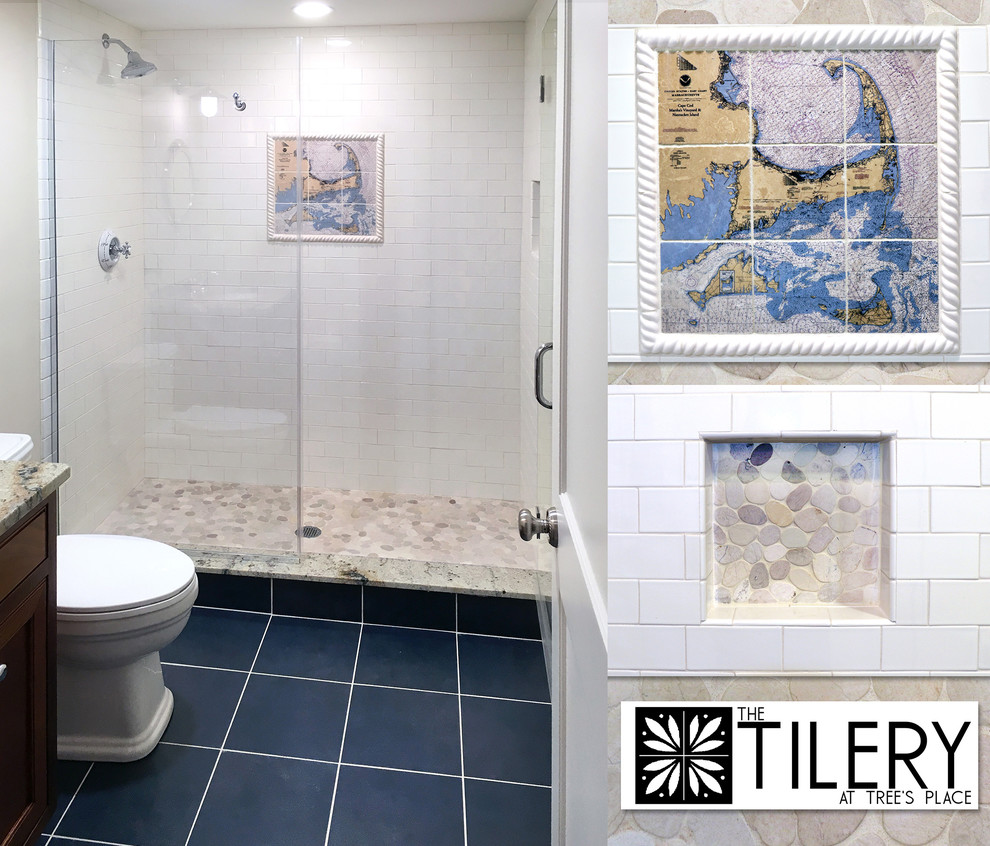 Aménagement d'une salle de bain bord de mer avec un carrelage bleu, des carreaux de porcelaine, un sol en carrelage de porcelaine, une douche à l'italienne et un mur violet.