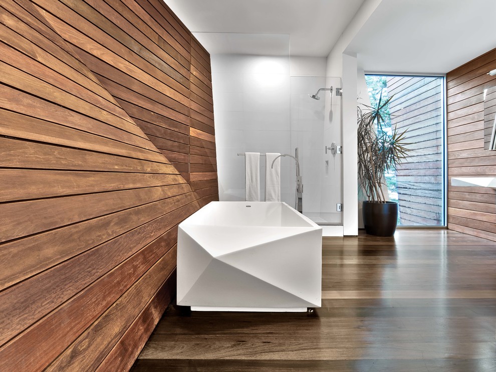 Idée de décoration pour une douche en alcôve principale design avec une baignoire indépendante et parquet foncé.