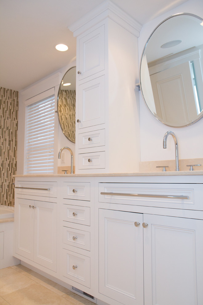 Idéer för ett stort en-suite badrum, med luckor med infälld panel, vita skåp, marmorbänkskiva, ett platsbyggt badkar, flerfärgad kakel, vita väggar och travertin golv