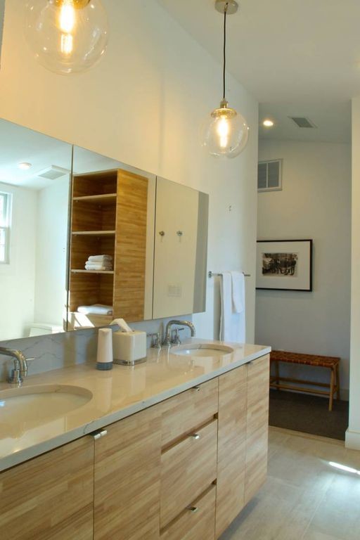 На фото: главная ванная комната среднего размера в морском стиле с плоскими фасадами, светлыми деревянными фасадами, душем без бортиков, унитазом-моноблоком, бежевой плиткой, плиткой кабанчик, белыми стенами, полом из керамогранита, врезной раковиной, столешницей из искусственного кварца, серым полом, душем с распашными дверями и белой столешницей