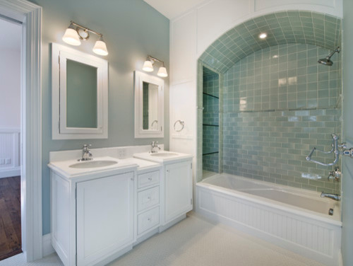Immagine di una stanza da bagno stile marino con ante in legno bruno, vasca freestanding e pareti verdi