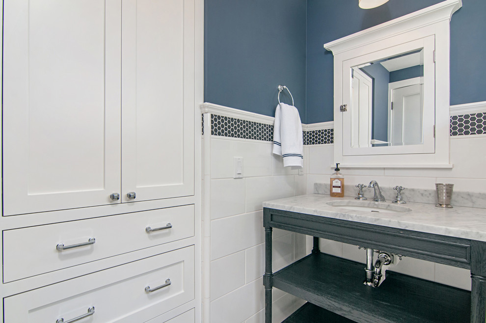 Exempel på ett mellanstort klassiskt badrum för barn, med vita skåp, en hörndusch, vit kakel, keramikplattor, blå väggar, klinkergolv i porslin, ett nedsänkt handfat och marmorbänkskiva