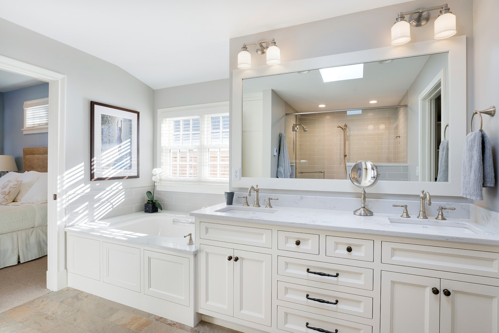 Foto på ett vintage en-suite badrum, med vita skåp, ett undermonterat badkar, keramikplattor, klinkergolv i porslin, ett undermonterad handfat, bänkskiva i kvarts, luckor med infälld panel, grå kakel, grå väggar och beiget golv