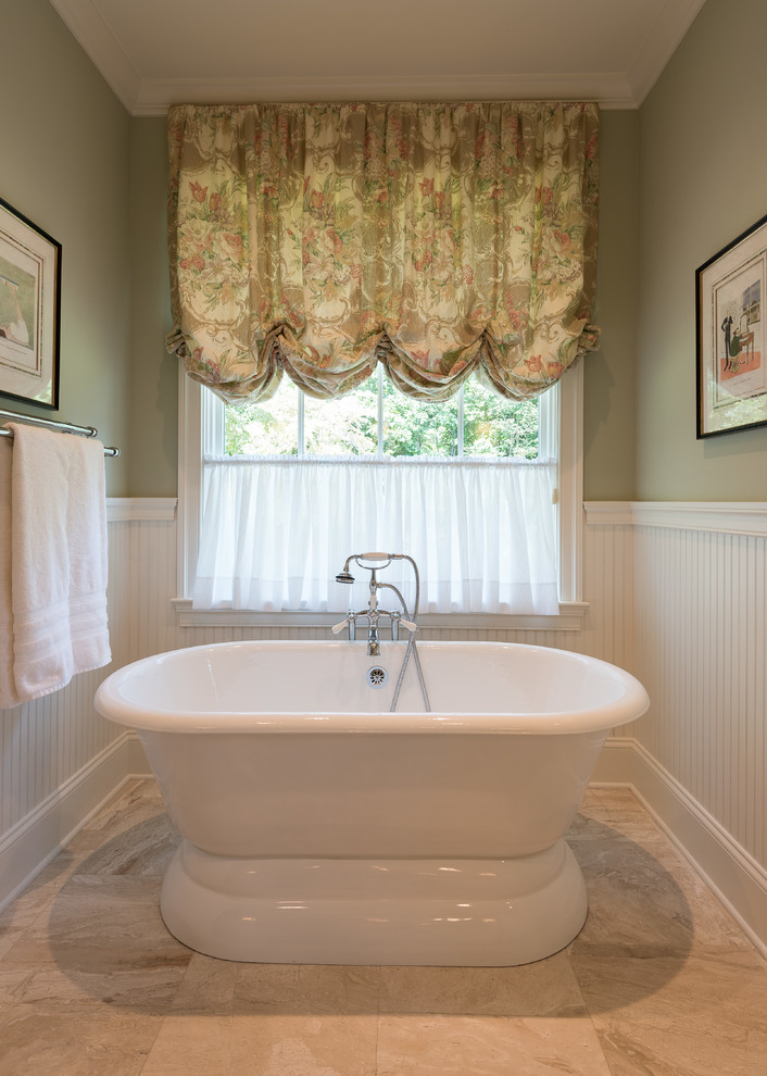 Foto på ett stort vintage en-suite badrum, med skåp i shakerstil, vita skåp, ett fristående badkar, en toalettstol med separat cisternkåpa, gröna väggar, travertin golv, ett undermonterad handfat, bänkskiva i kvarts och beiget golv