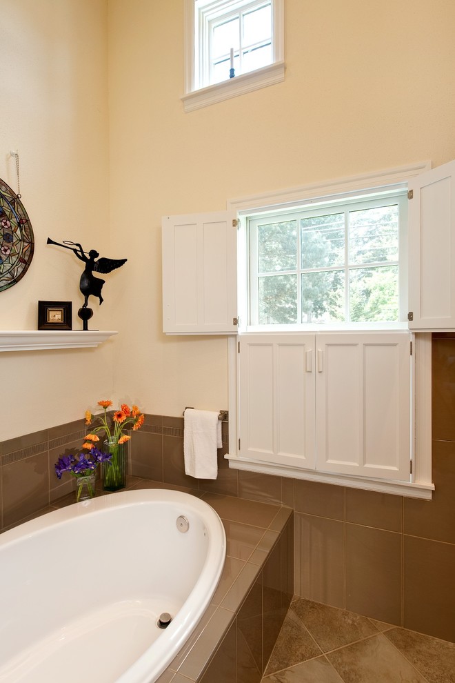 Источник вдохновения для домашнего уюта: главная ванная комната среднего размера в классическом стиле с фасадами в стиле шейкер, белыми фасадами, накладной ванной, бежевой плиткой, стеклянной плиткой, желтыми стенами и полом из керамической плитки