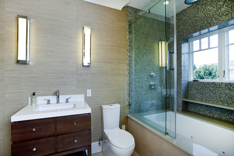 Стильный дизайн: ванная комната среднего размера в современном стиле с плоскими фасадами, темными деревянными фасадами, ванной в нише, душем над ванной, унитазом-моноблоком, синей плиткой, зеленой плиткой, плиткой мозаикой, бежевыми стенами, полом из керамической плитки, душевой кабиной, врезной раковиной, столешницей из искусственного камня, бежевым полом и душем с раздвижными дверями - последний тренд