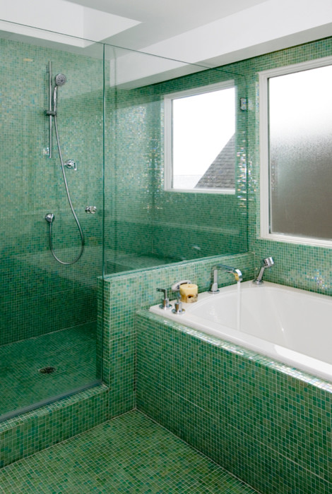 Inspiration för mellanstora moderna en-suite badrum, med ett hörnbadkar, en hörndusch, grön kakel, kakel i småsten, gröna väggar, klinkergolv i småsten, grönt golv och dusch med gångjärnsdörr