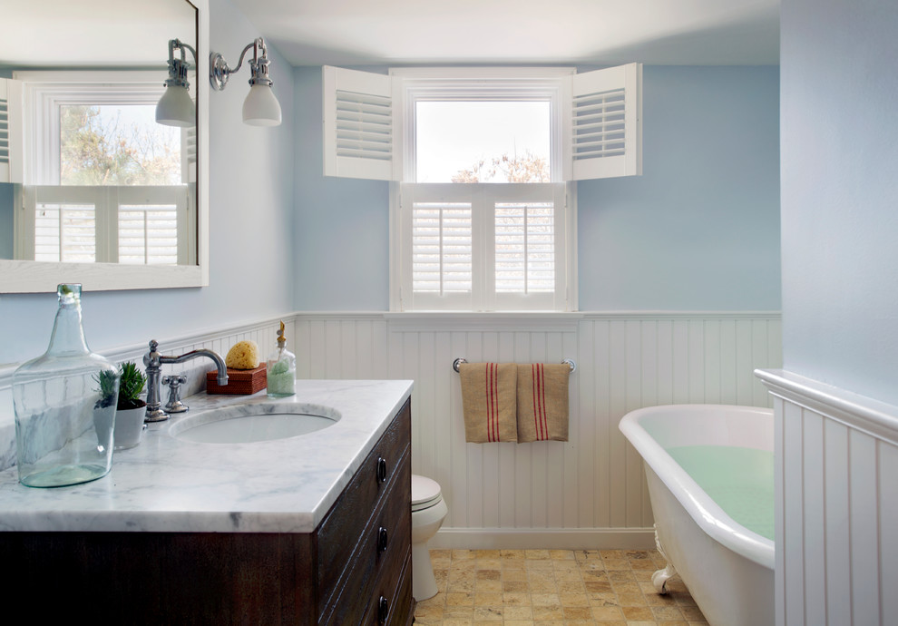 Mittelgroßes Maritimes Badezimmer mit dunklen Holzschränken, Löwenfuß-Badewanne, blauer Wandfarbe und flächenbündigen Schrankfronten in Boston