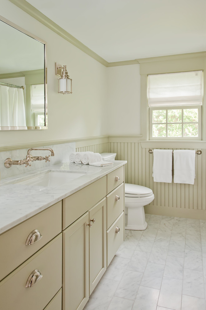 Idéer för att renovera ett mellanstort vintage grå grått badrum med dusch, med luckor med infälld panel, beige skåp, vita väggar, marmorgolv, ett undermonterad handfat, marmorbänkskiva och grått golv