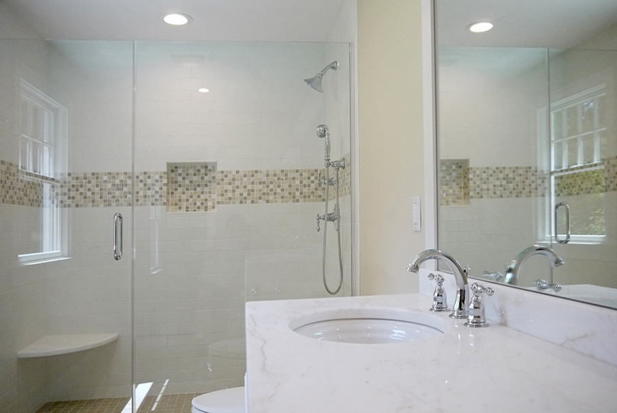 Стильный дизайн: большая главная ванная комната в стиле неоклассика (современная классика) с белыми фасадами, белой плиткой, керамической плиткой, бежевыми стенами, полом из керамической плитки, врезной раковиной и столешницей из искусственного кварца - последний тренд