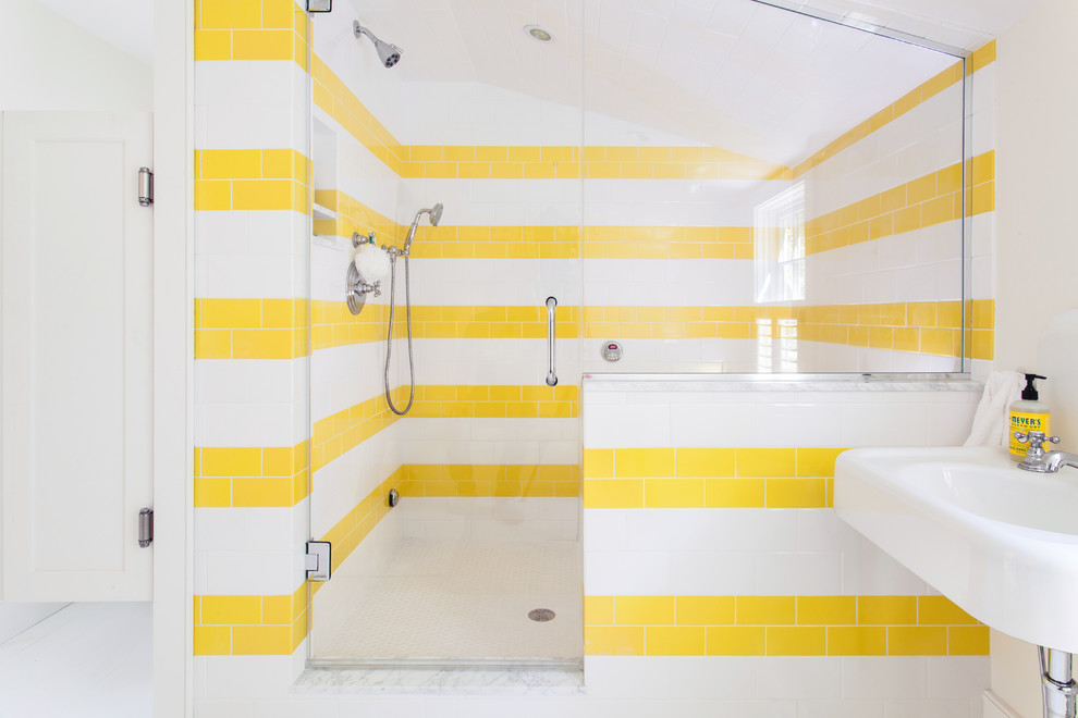 Réalisation d'une salle de bain marine avec un carrelage jaune.