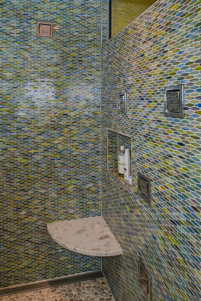 На фото: ванная комната в современном стиле с разноцветной плиткой и плиткой мозаикой с