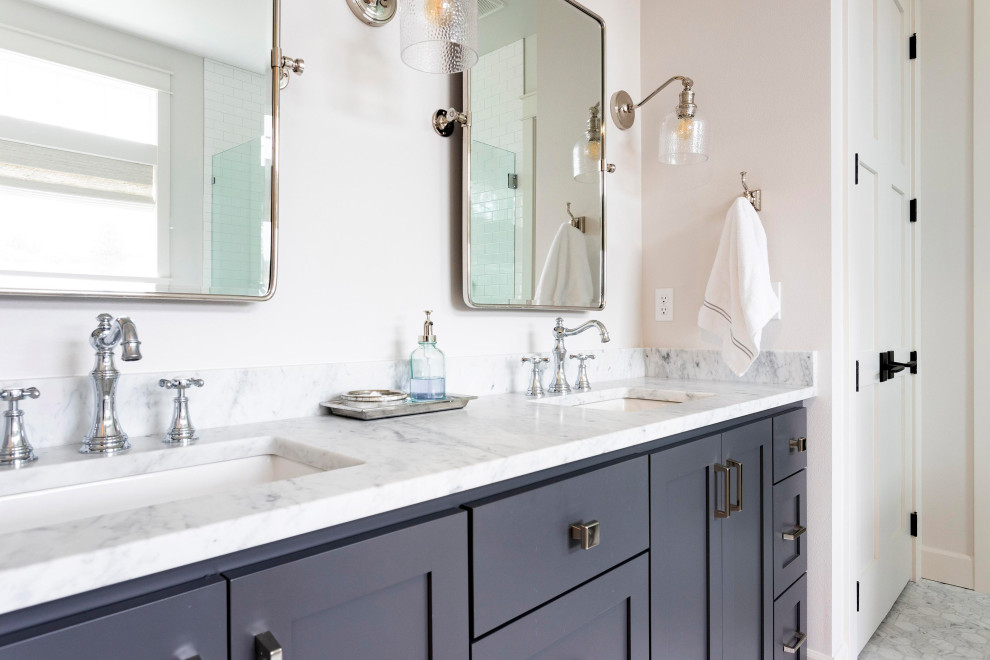 Diseño de cuarto de baño doble clásico renovado con armarios estilo shaker, puertas de armario grises, paredes blancas, lavabo bajoencimera, suelo gris y encimeras blancas