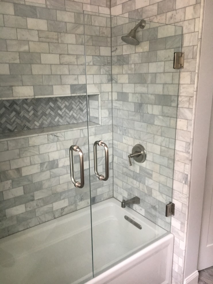 Foto på ett mellanstort vintage en-suite badrum, med ett badkar i en alkov, en dusch/badkar-kombination, svart och vit kakel, marmorkakel, vita väggar, klinkergolv i porslin, grått golv och dusch med gångjärnsdörr