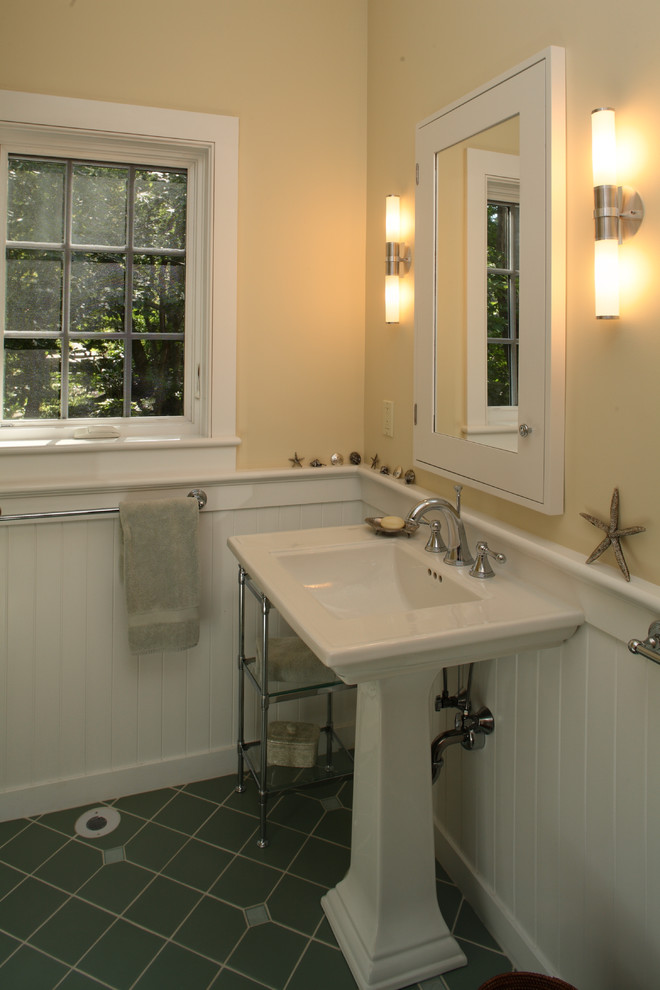 Ispirazione per una piccola stanza da bagno con doccia stile marinaro con pareti gialle, pavimento con piastrelle in ceramica, lavabo a colonna, piastrelle verdi e piastrelle in ceramica