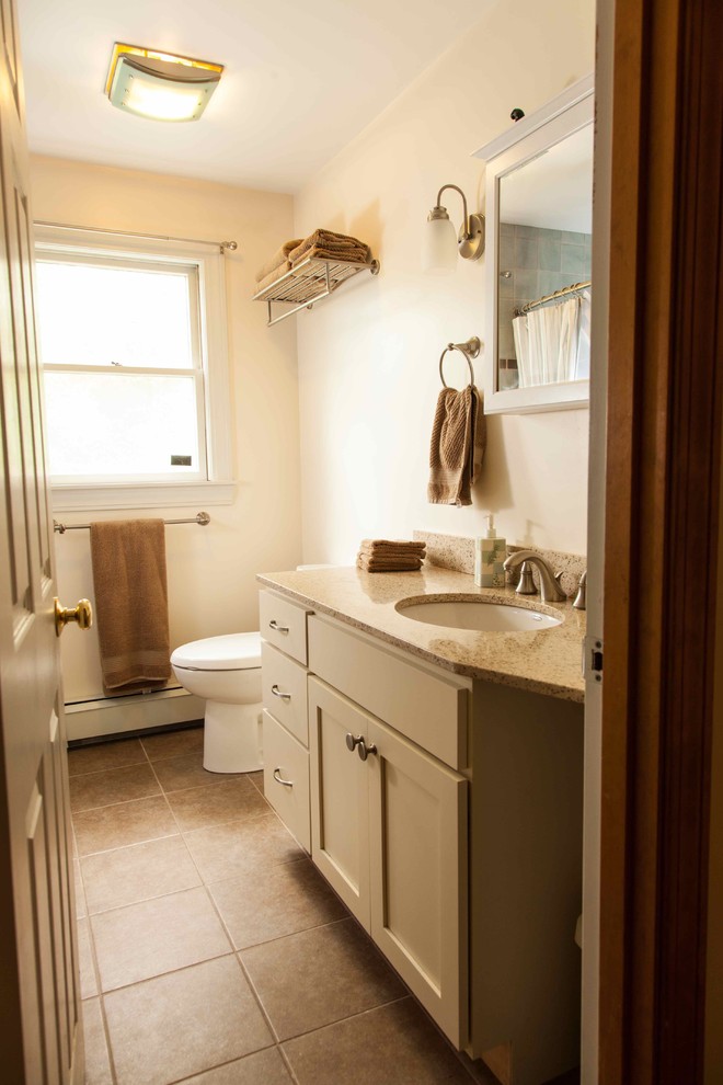Exemple d'une petite salle de bain principale chic avec un lavabo encastré, un placard à porte shaker, des portes de placard beiges, un plan de toilette en verre recyclé, une baignoire posée, un combiné douche/baignoire, WC à poser, un carrelage beige, des carreaux de céramique, un mur beige et un sol en carrelage de céramique.