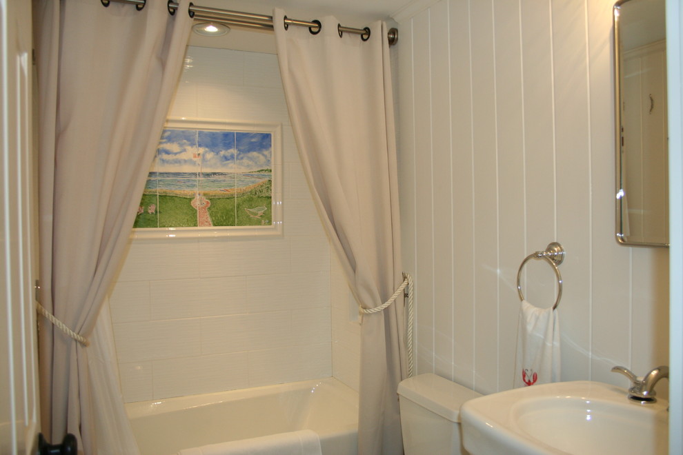 Inspiration för små maritima badrum, med ett badkar i en alkov, keramikplattor, vita väggar, klinkergolv i keramik och ett piedestal handfat