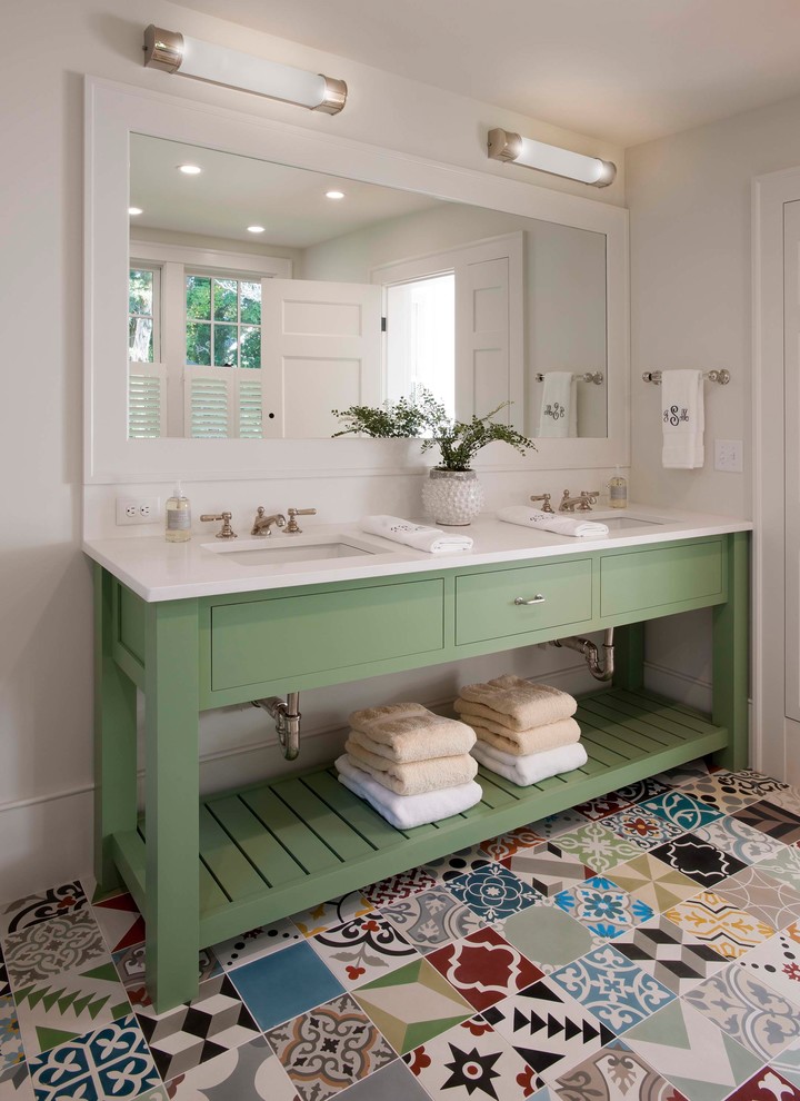 Свежая идея для дизайна: главная ванная комната среднего размера в стиле неоклассика (современная классика) с зелеными фасадами, ванной на ножках, угловым душем, разноцветной плиткой и белыми стенами - отличное фото интерьера