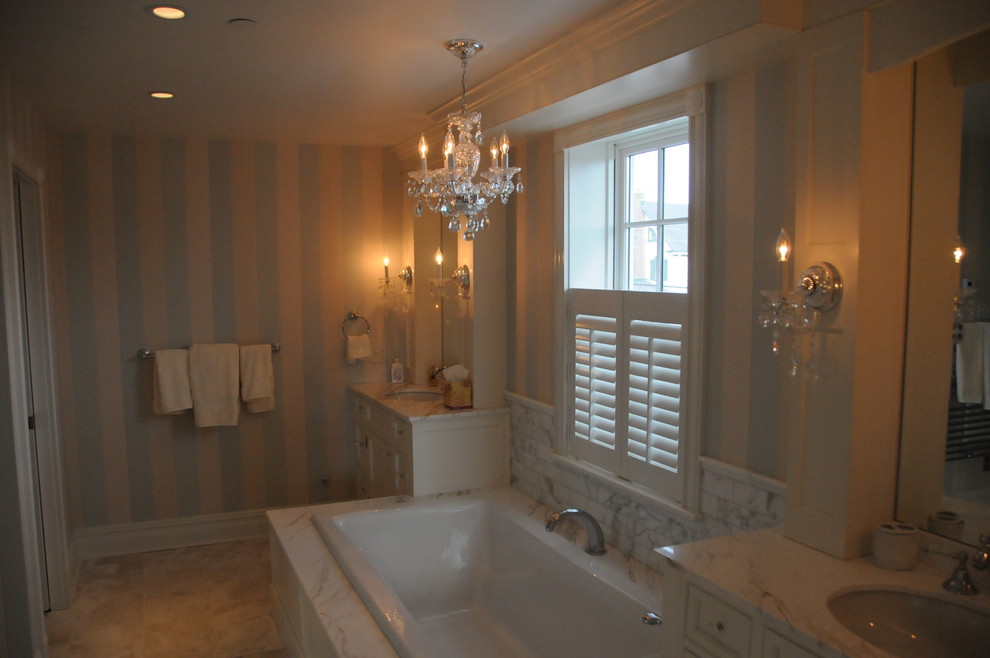 Idee per una stanza da bagno padronale classica di medie dimensioni con lavabo da incasso, top in marmo, piastrelle multicolore e pareti multicolore