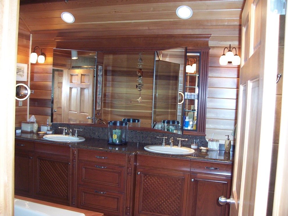 Foto di una stanza da bagno classica con lavabo da incasso, ante con riquadro incassato, ante in legno bruno e top in quarzo composito