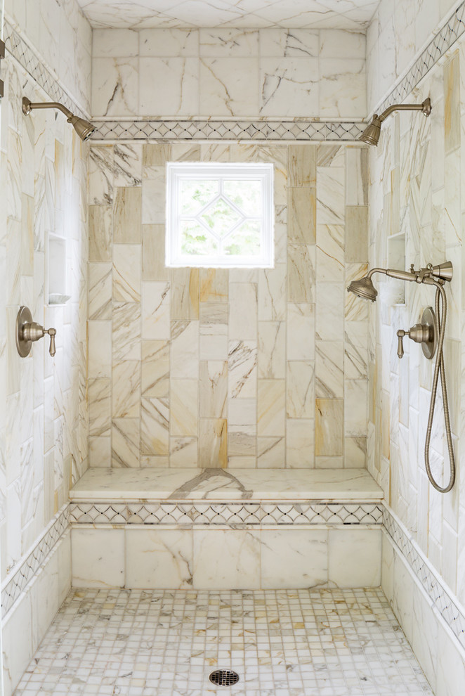 Foto di una stanza da bagno stile marinaro con doccia alcova, piastrelle bianche, piastrelle in gres porcellanato e pavimento in gres porcellanato
